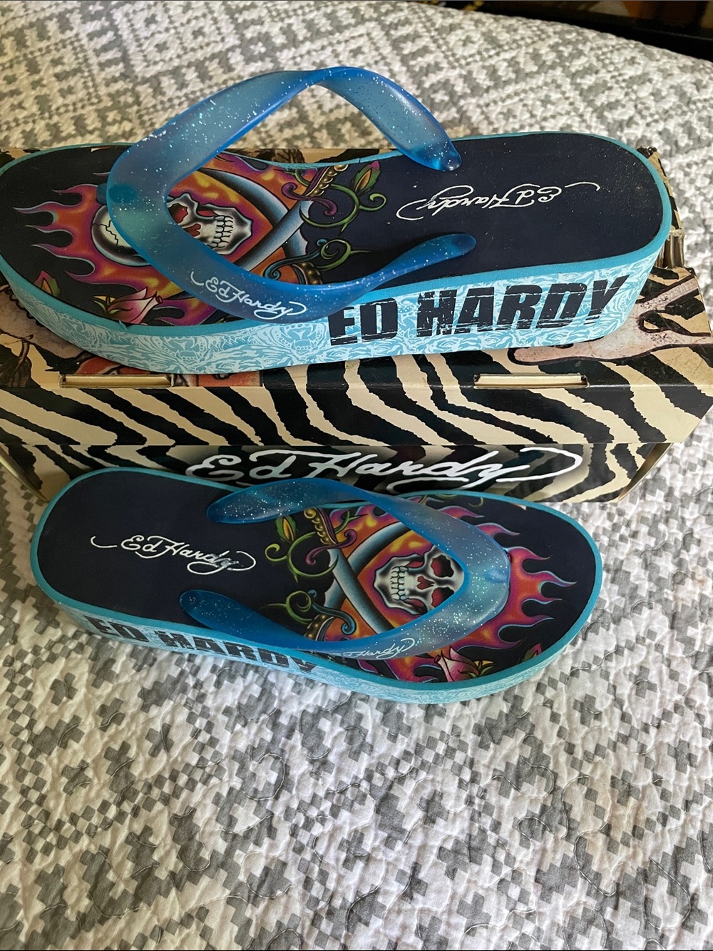 Ed Hardy wms sz 6 Teal Blue Glitter Platform Flip Flops with Graphic Skull